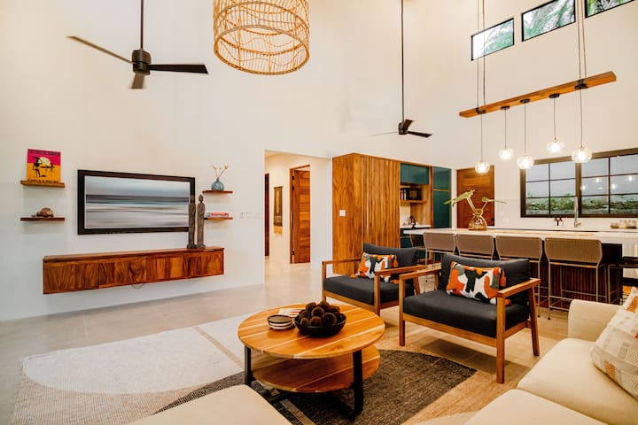 Entire home with 5 bedrooms in Playa Guiones Sur - Modern home near Bodhi Tree yoga Bakers Beach surf