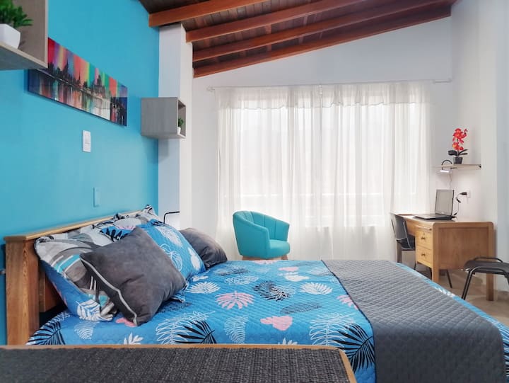 Pumzika na ufanye kazi kwa starehe.
Soma kompyuta yako, kompyuta kibao, au simu ya mkononi na uunganishe kwenye kazi yako.