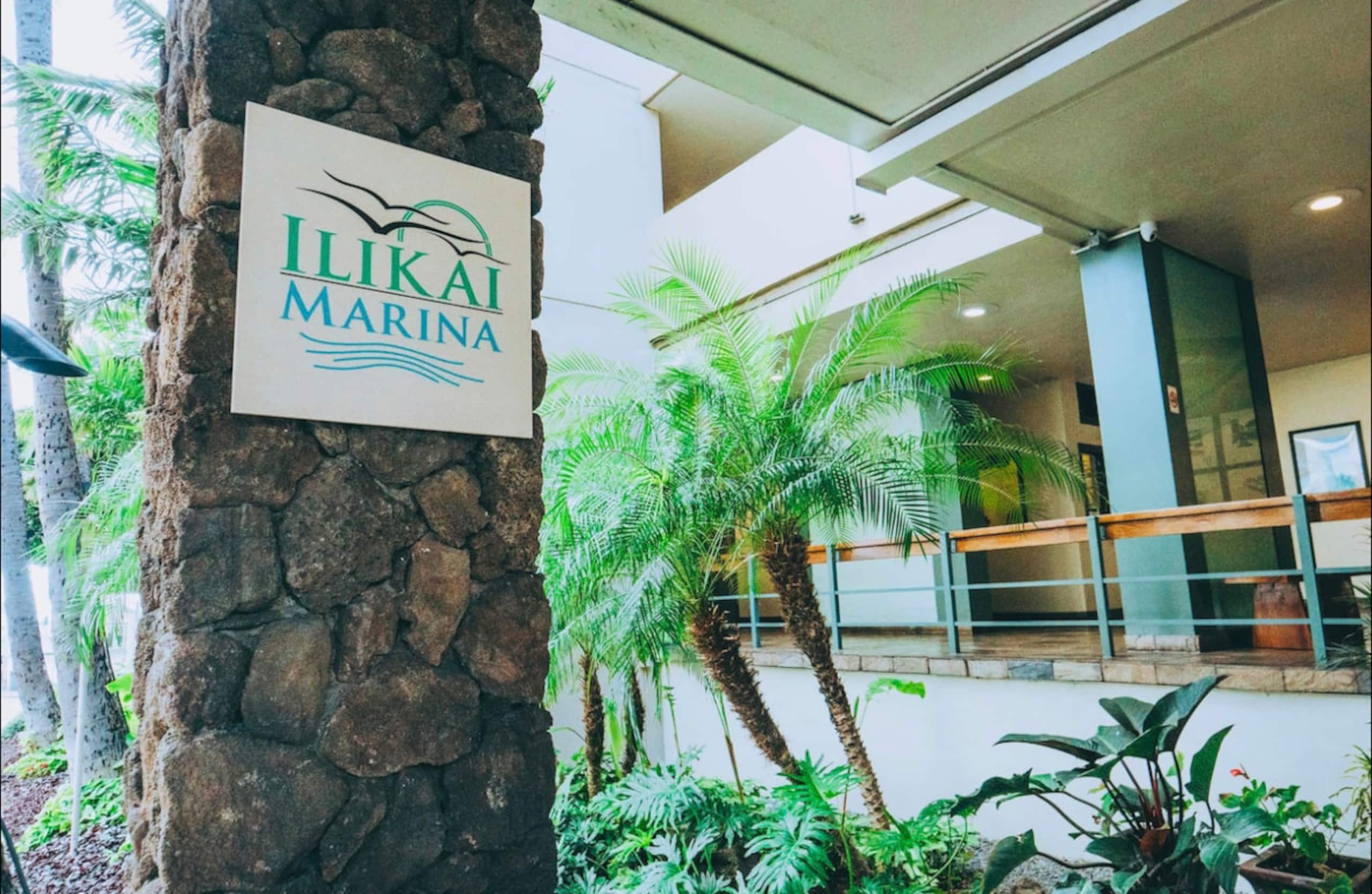 Condo in Honolulu · ★4.96 · Studio · 1 bed · 1 shared bath - Image 24