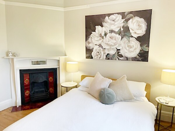 Може да управувате со светлото на таванот и со далечинскиот управувач од креветот.