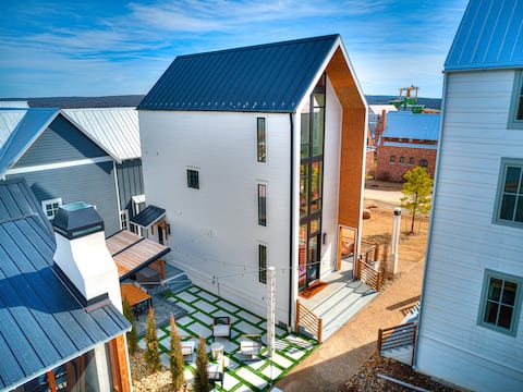 Modern Scandinavian Lake Home