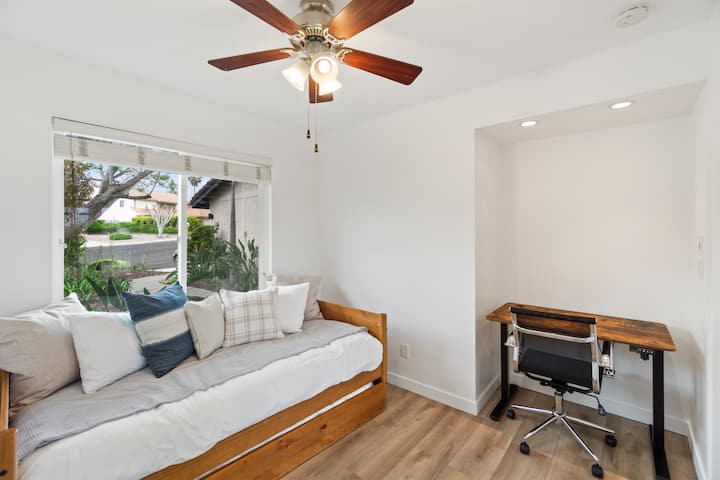 ห้องนอนผู้เข้าพัก 3 พร้อมเตียงแฝดสองเตียงและสำนักงาน