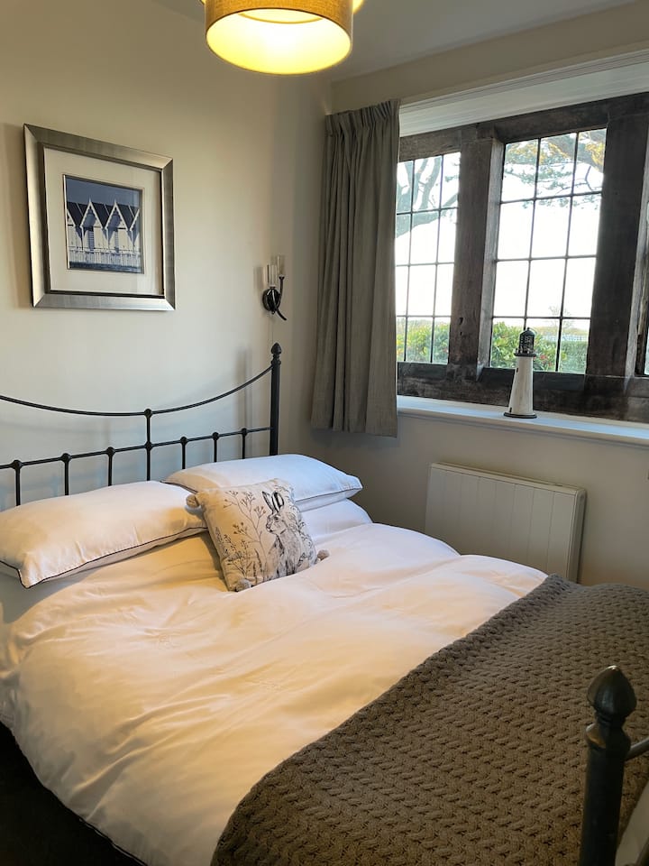 chambre principale avec vue sur la mer