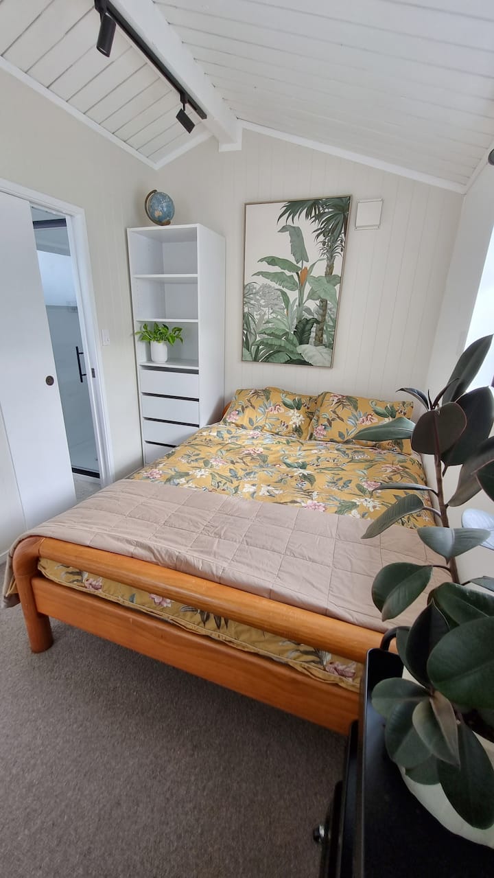 快適のダブルベッドで、羽毛布団と清潔なベッドリネン。