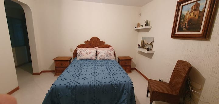 Recámara planta baja con cama matrimonial 