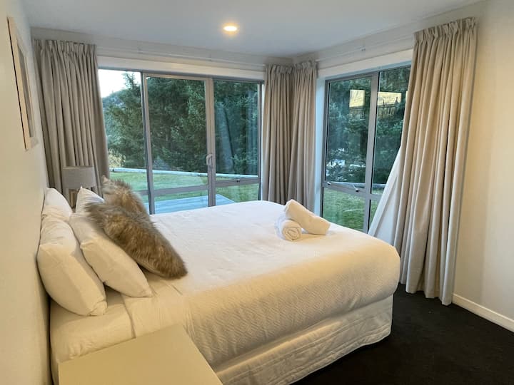 Главна спалня със зелена гледка и самостоятелна тераса