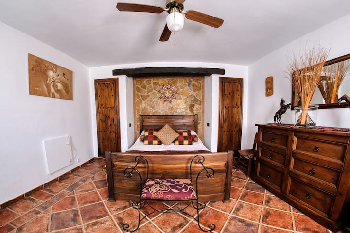 Ვილა-პასა-ფინა, მთავარი საძინებელი დიდი ზომის საწოლით, კომფორტული მატრასითა და ზედაპირით, უმაღლესი ხარისხის თეთრეულით,  ჭერის ვენტილატორით, ჩაშენებული კარადებით, ჩესტერის უჯრებითა და ცალკე სააბაზანოთი 