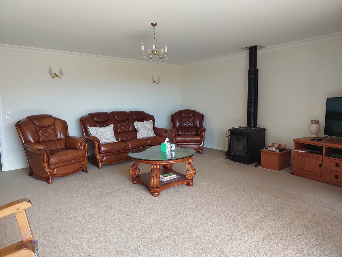 Popular Airbnb listing: Breathtaking Central Otago views! in Central Otago District West