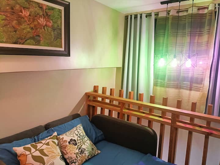 Mezzanine imewekewa samani kamili na sofa ya kuvuta ambayo inaweza kupangwa kuwa kitanda.