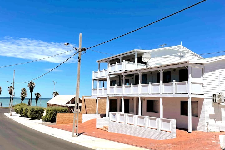 The White House – Queen Apartment Suite gallery image 4