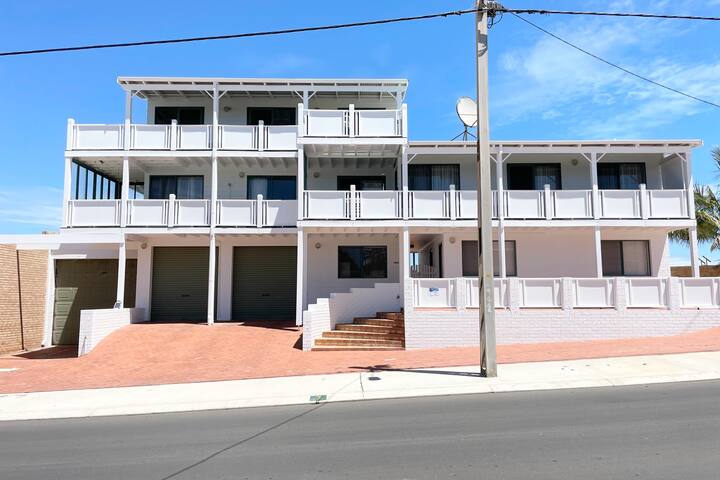 The White House – Queen Apartment Suite gallery image 5