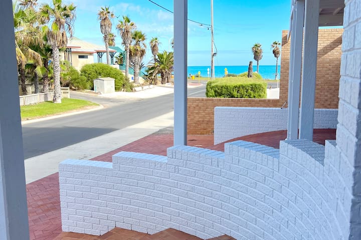 The White House – Queen Apartment Suite