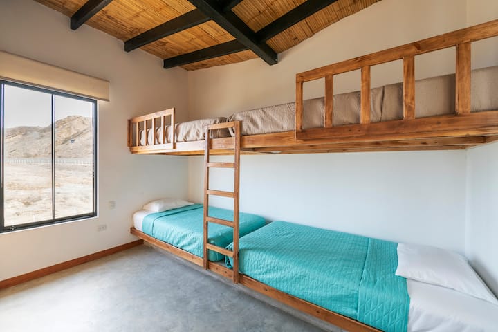 Ოთახი 5. 4 საწოლი 1,5 კვადრატული და ოკეანის ხედი.
