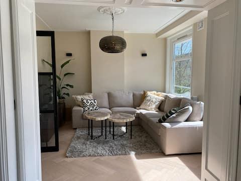 Top performing Airbnb: Premium apartment, wifi, roof terrace & near park in Scheldebuurt