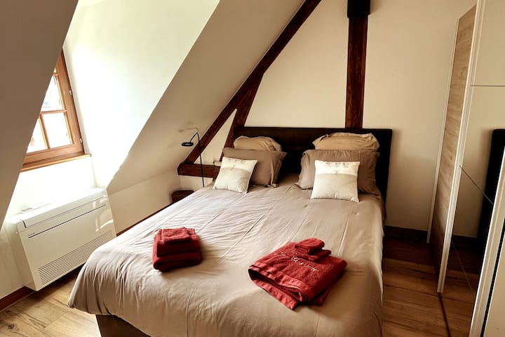 Chambre avec lit double Queen Size, literie de très grande qualité. Modulable en deux lits simples si nécessaire. Salle de bain attenante.