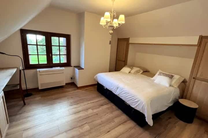 Chambre avec lit double King Size, literie de très grande qualité. Modulable en deux lits simples si nécessaire. Salle de bain attenante.