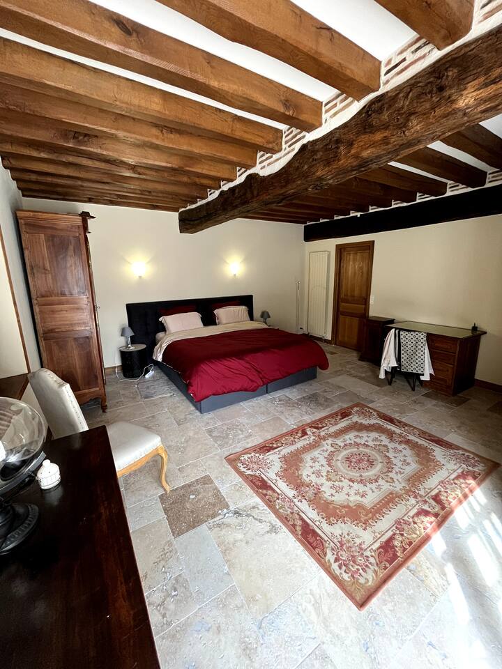 Chambre avec lit double King Size, literie de très grande qualité. Modulable en deux lits simples si nécessaire. Salle de bain attenante.