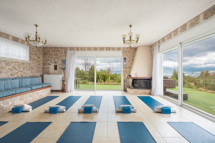 Espace intérieur spacieux pour des séances de yoga