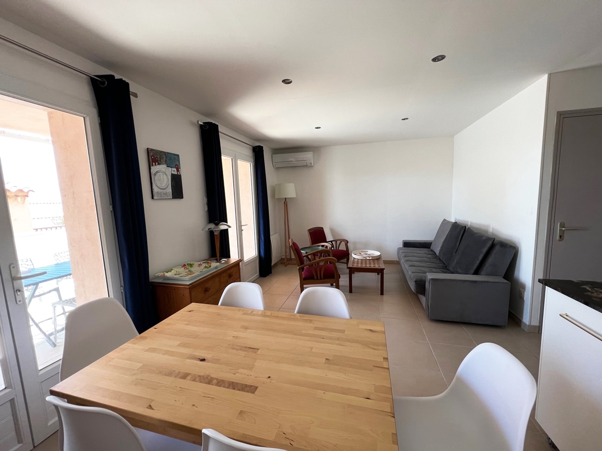 Annonce Airbnb populaire: Right by the Sea • Les Embruns à Martigues