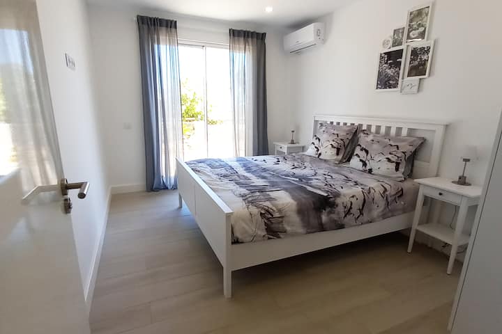 ห้องนอนพร้อมเตียงคู่