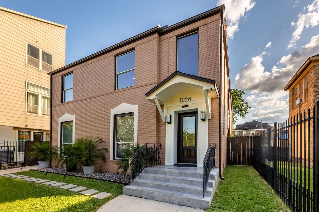 UPstairs Unit - Charming House - MUseUM District