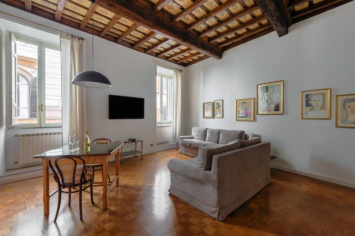 helles Wohnzimmer mit Fresko-Decke