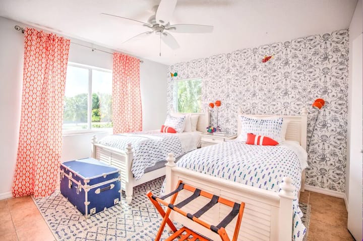 "صندوق الكنز" مع خلفية وديكور بحري غريب الأطوار - لا يحتوي فقط على سريرين مزدوجين ولكن أيضًا خزانة مجهزة بالكامل للعائلات التي تسافر مع صغار بما في ذلك حزمة ن اللعب (الفراش)، كرسي مرتفع ومقعد قعادة التدريب.  