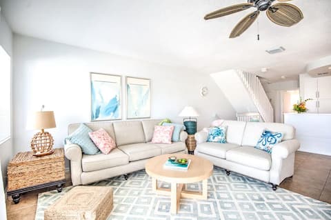Top Airbnb: Stunning Bonefish 3/3 Water Views & Pool in Marathon