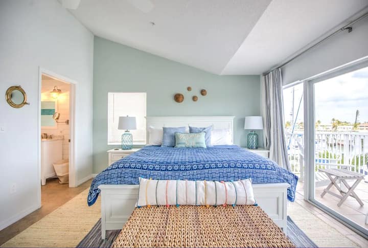 "حي الكابتن" حمام داخلي كامل يطل على المرسى.  

مفارش مضادة للحساسية وفندقية بالكامل.  
