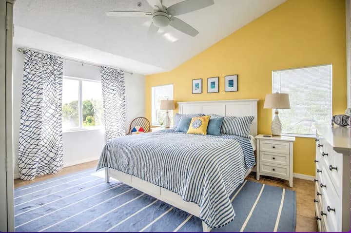 يتضمن "جناح صن شاين" سرير كينج كامل مع أسرّة مضادة للحساسية وملاءات من فئة الفندق.

مساحة تخزين كبيرة مع خزانة ملابس وخزانة ملابس كبيرة.

غير معروض: Armoire مع التلفزيون/الكابل.