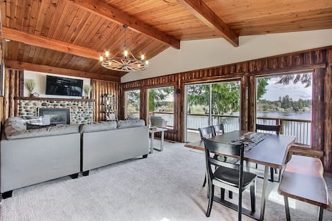 Lakefront Cabin w/HotTub, Game Room, Kayaks & View