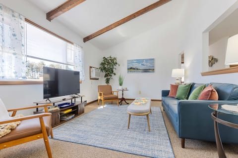 Quiet Top Flr. 2 Bedroom Apt.