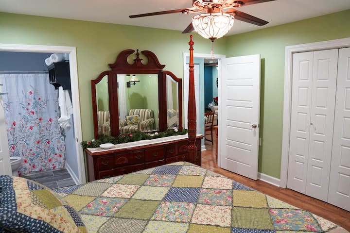 Მთავარი საძინებელი აბაზანა\საშხაპე ორადგილიანი კარადა, საწოლი დიდი ზომის. 