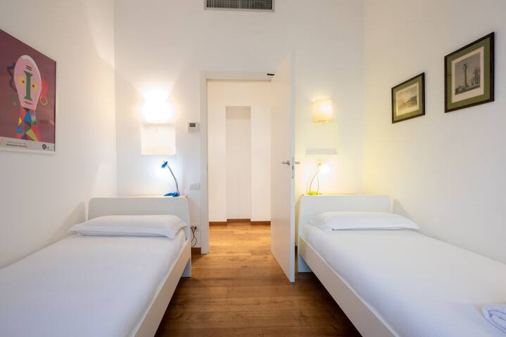 Corso di Porta Nuova 34: Downtown Jazz Vibes gallery image 3