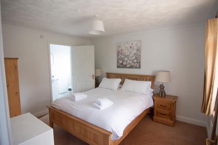 ห้องนอนชั้นล่างพร้อมห้องน้ำในตัวเตียงนอนสบายสุดๆ!!