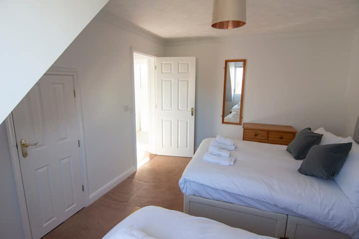 ห้องสำหรับครอบครัว (ตู้เสื้อผ้าในตู้) เตียงเดี่ยวและเตียงคู่