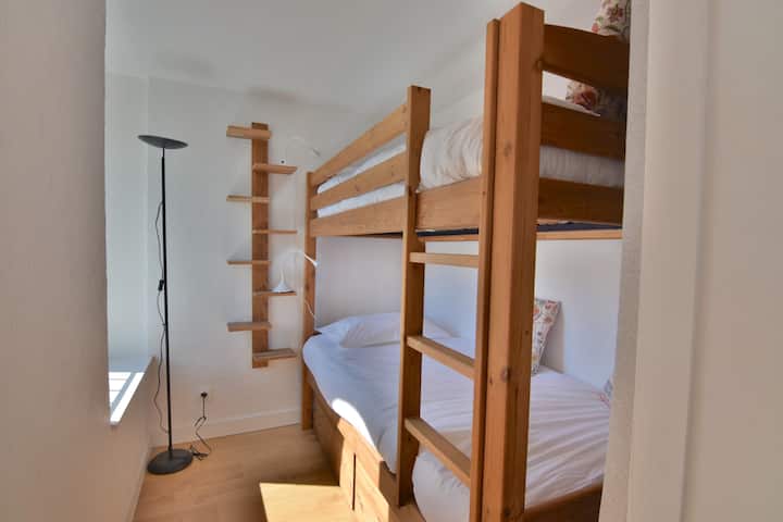 غرفة بسرير بطابقين