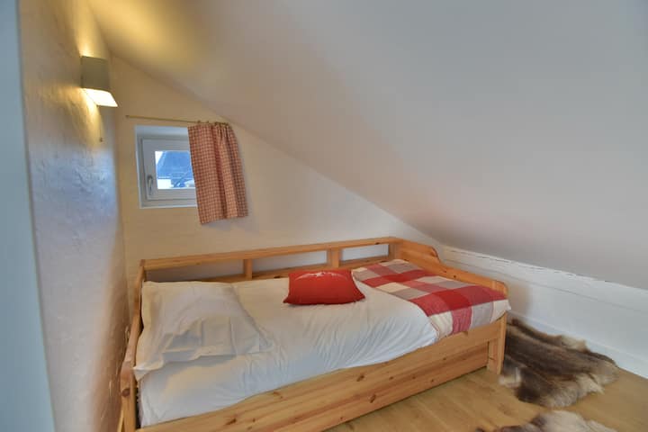 غرفة نوم صغيرة بسرير متحرك