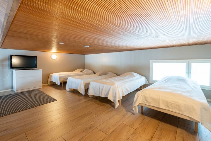 Kuna vitanda vingi kwenye roshani ya ghorofa ya juu.