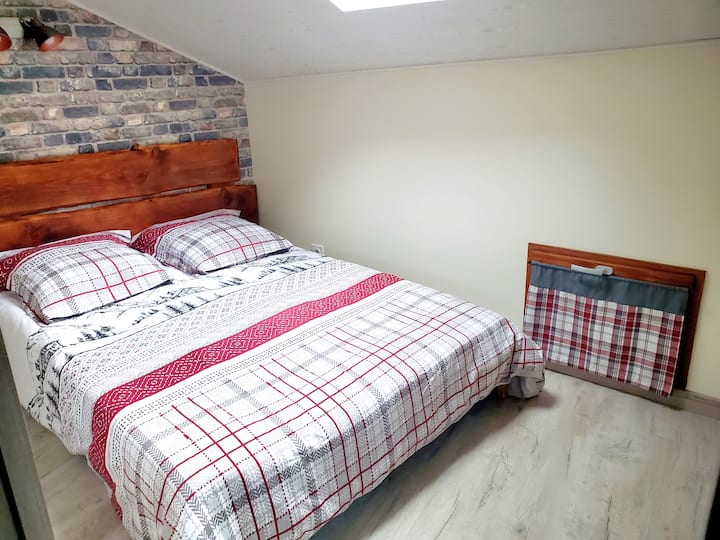 Soba „Rouy” dobila je ime po nekadašnjem kamenolomu kaolina koji se nalazi nasuprot. 
Sve udobnosti, udobna posteljina i garderoba 