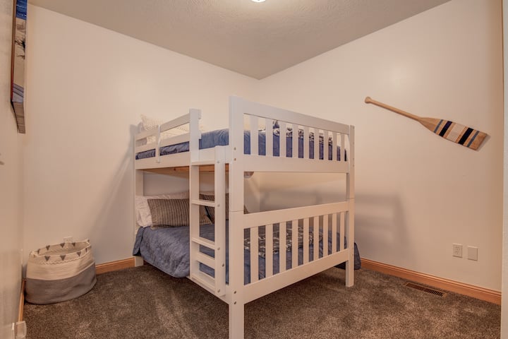 เตียงสองชั้นมีเตียงใหญ่ 2 เตียง  ที่นอนโฟมใหม่มีความสะดวกสบายมากและเป็นไปตามมาตรฐานความปลอดภัยสำหรับราวด้านบน 