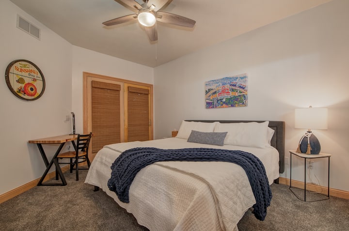 ห้องนอนใหญ่มีสิ่งอำนวยความสะดวกมากมาย! ประตูเปิดออกไปยังดาดฟ้าส่วนตัวขนาดใหญ่พิเศษ โต๊ะทำงานสร้างขึ้นสำหรับห้องนี้ด้วยไม้จากทุ่งหญ้าเลี้ยงสัตว์ของเจ้าของ งานศิลปะทั่วทั้งคอนโดมาจากบริเวณที่สะท้อนทะเลสาบโอโคโบจิ