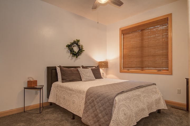 ห้องพักมีฟูกและโครงเตียงขนาดควีนไซส์ หน้าต่างให้วิวที่ดีมากของ East Lake Okoboji พัดลมเพดานแบบปรับได้ช่วยให้ผู้เข้าพักเพิ่มความสะดวกสบาย