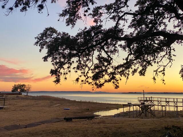 Waterfront Lake Buchanan Country Bungalow