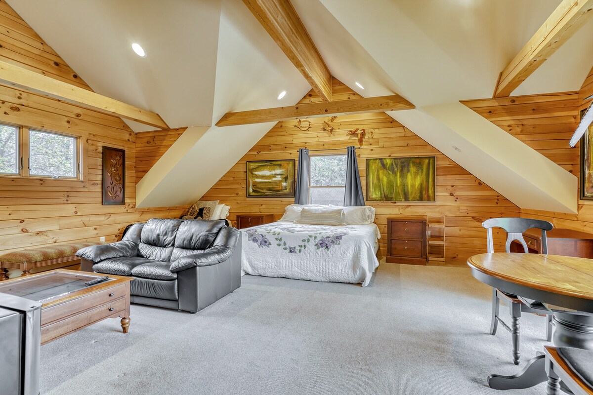 חדר שינה 4 מעל מוסך עם מיטת קינג סייז ומיטת טווין נוספת (קומה שנייה)