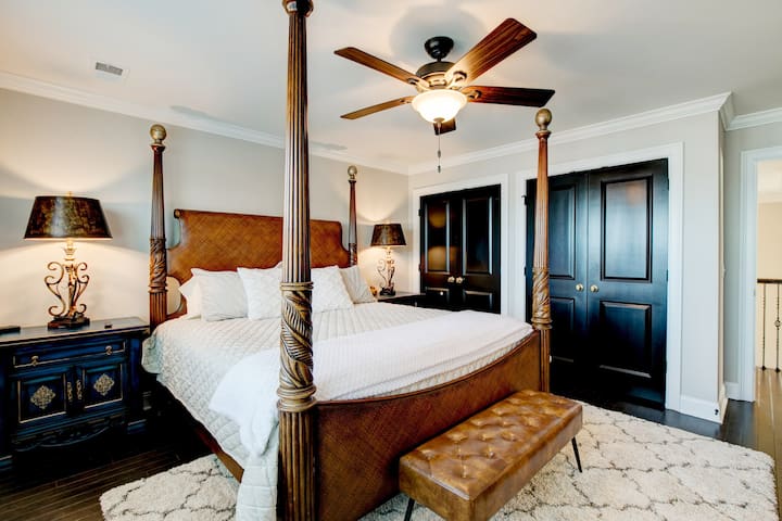 King ya ghorofa ya juu iliyo na bafu la malazi 