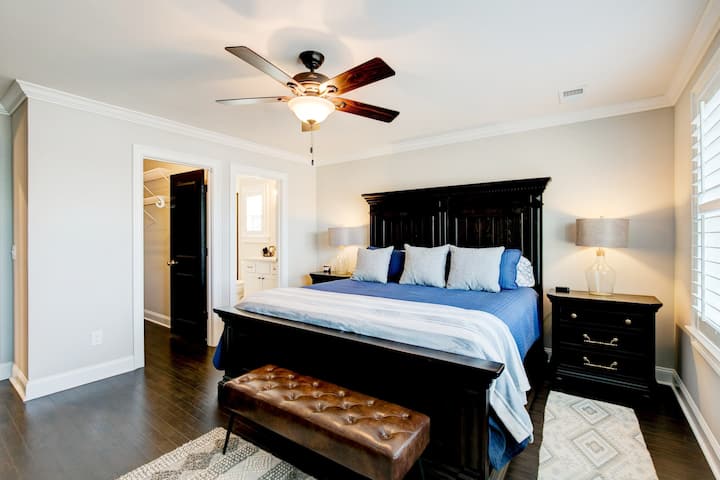 King room with full ensuite bath third level 