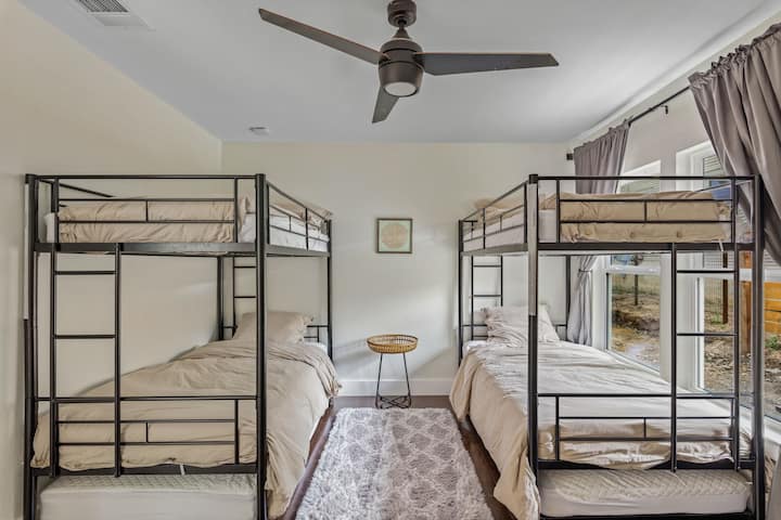 ห้องนอนผู้เข้าพักมีเตียงสองชั้น 2 เตียงทุกห้องมีฟูกคู่ 