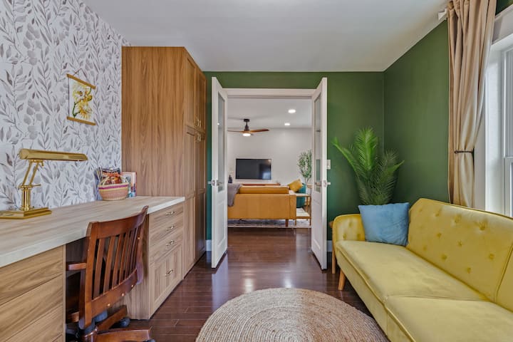 สำนักงานมีเตียงโซฟาขนาดใหญ่แบบพับลง ล็อคประตูสไตล์ฝรั่งเศสหากจำเป็นต้องใช้เป็นห้องนอนที่ 4 