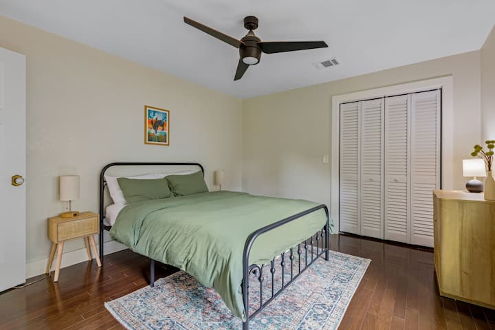 ห้องนอนผู้เข้าพักพร้อมเตียงควีนไซส์ 